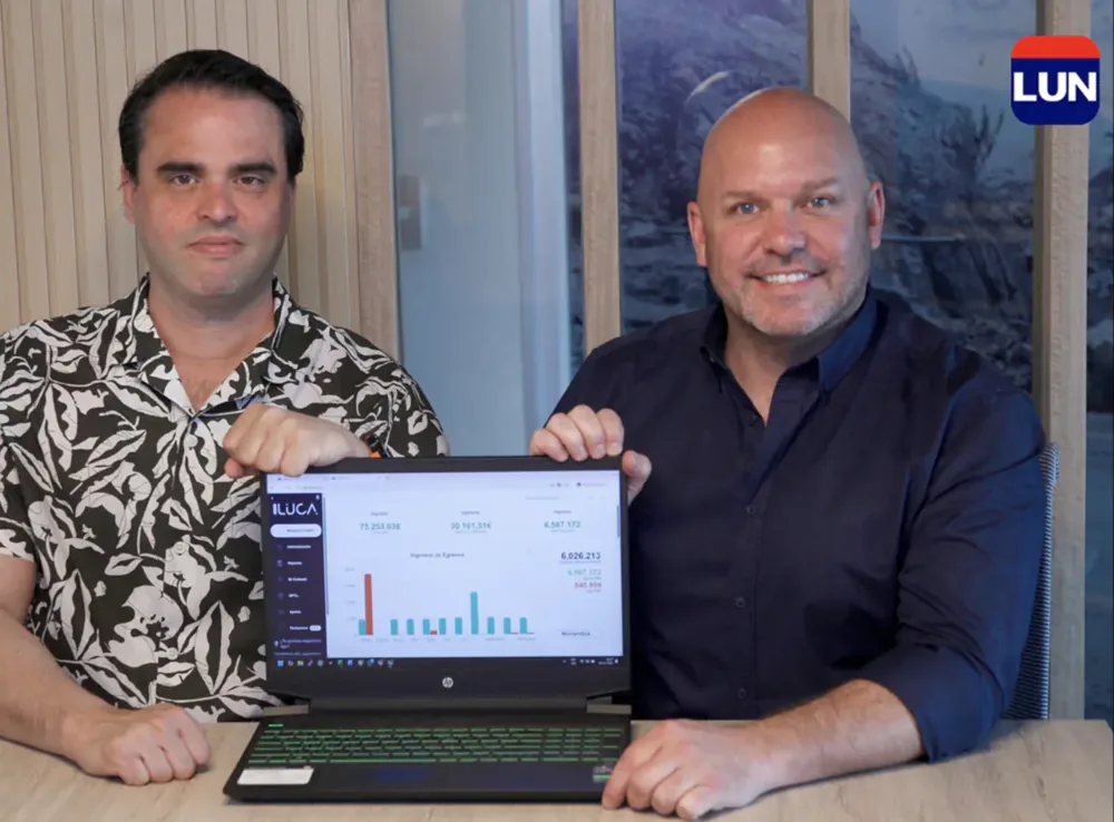 Equipo de Luca mostrando su plataforma financiera